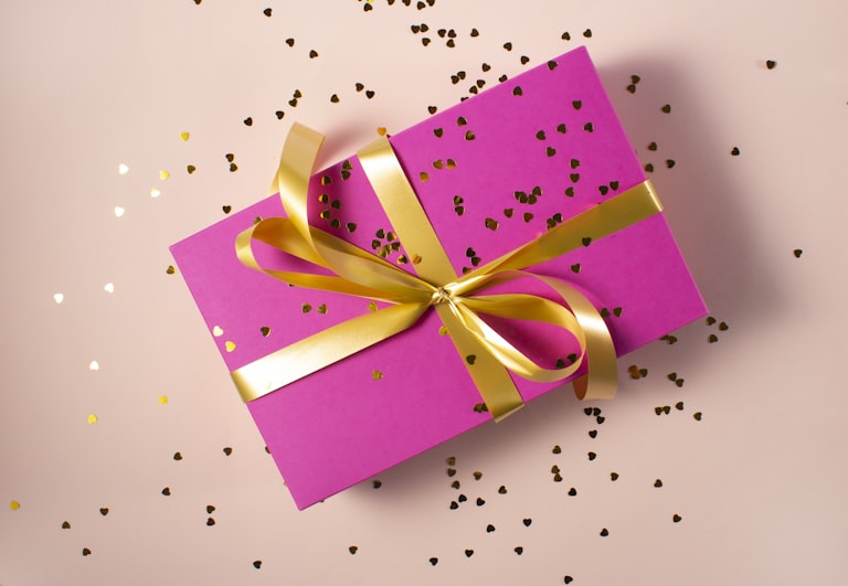 Kotak hadiah premium Gold Moment dengan kartu QR