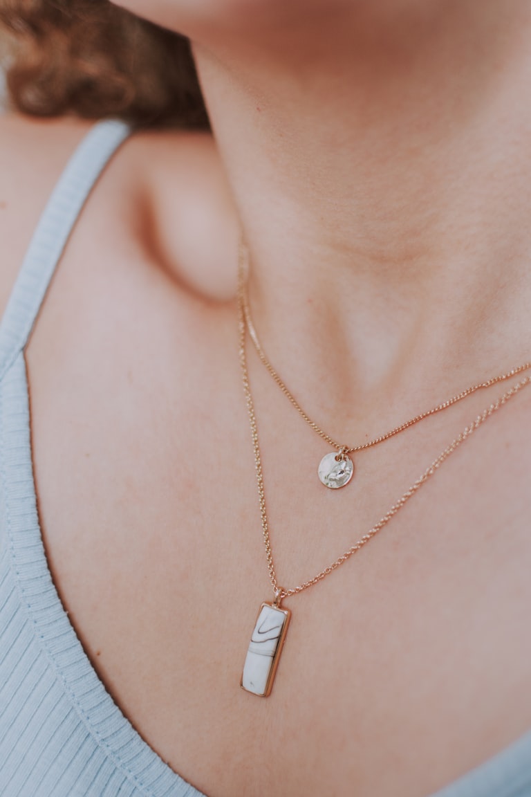 Detail cincin emas dengan berlian dalam cahaya lembut